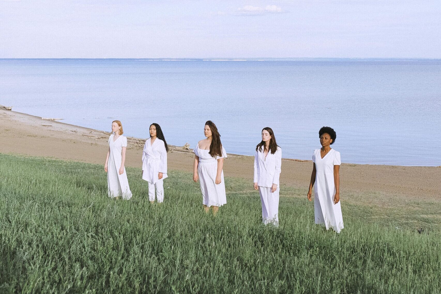 Femmes en méditation sur la plage