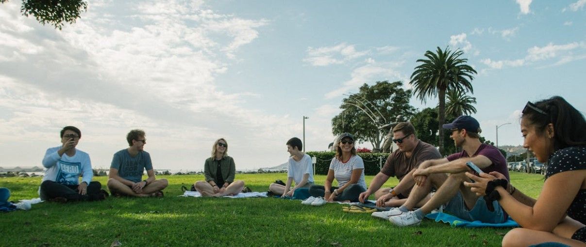 Groupe d'adolescents réunis