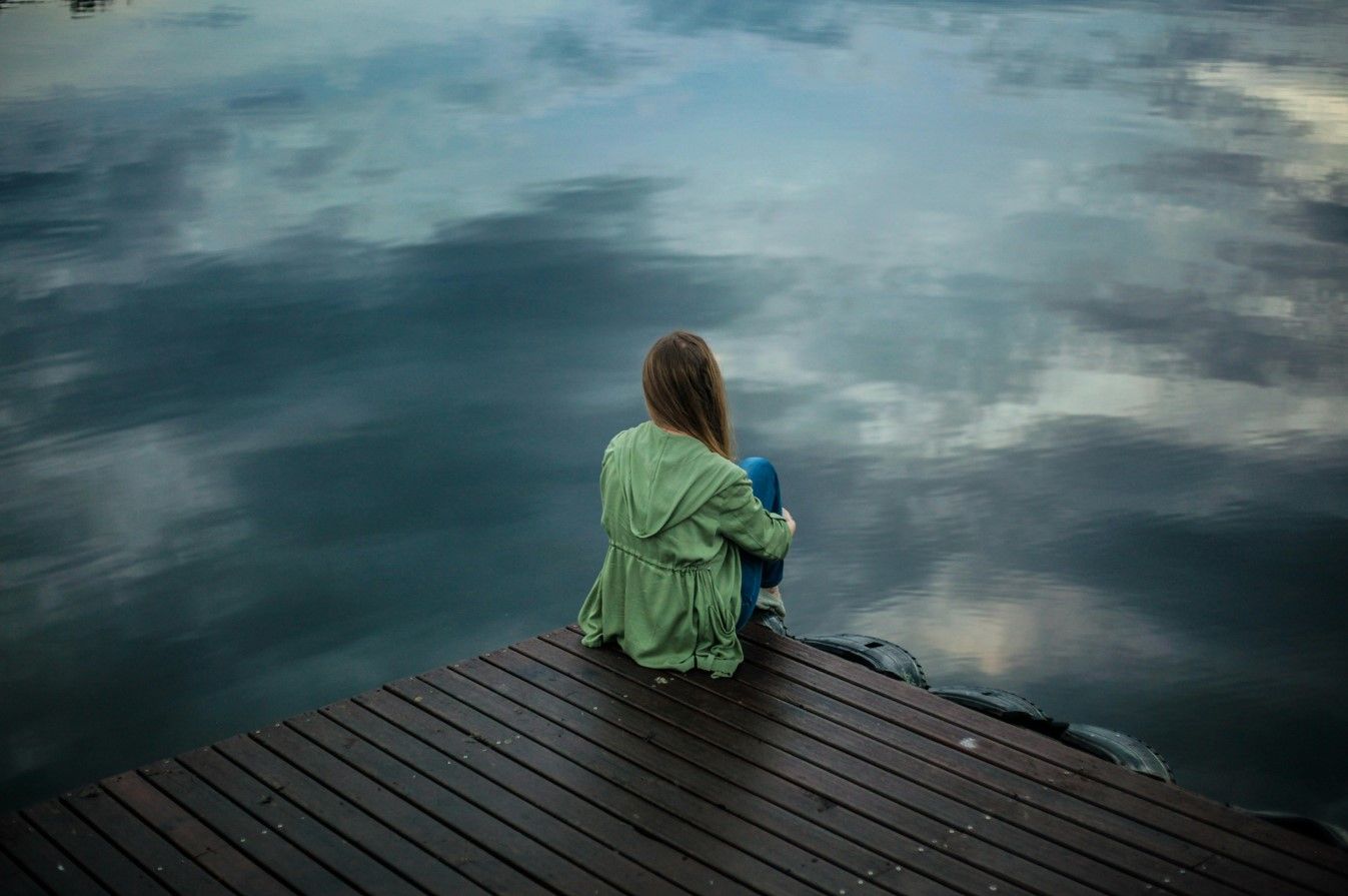 Femme regardant l'eau