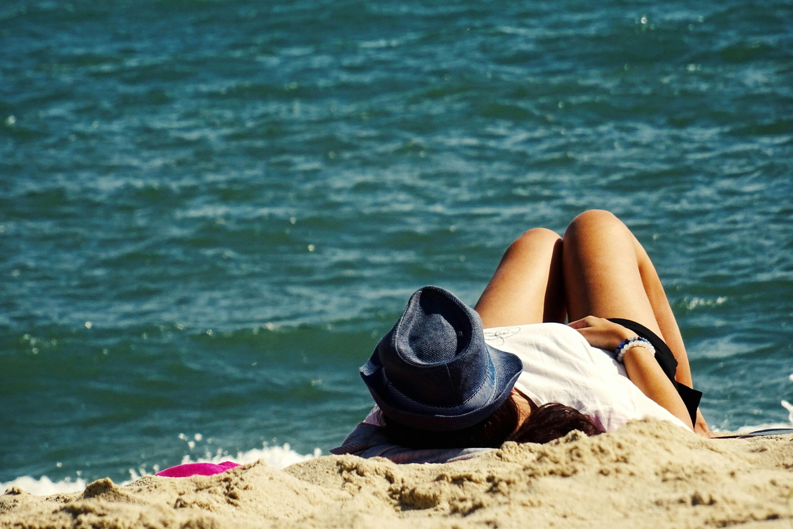 Détente Lors D'une Journée Ensoleillée à La Plage En été