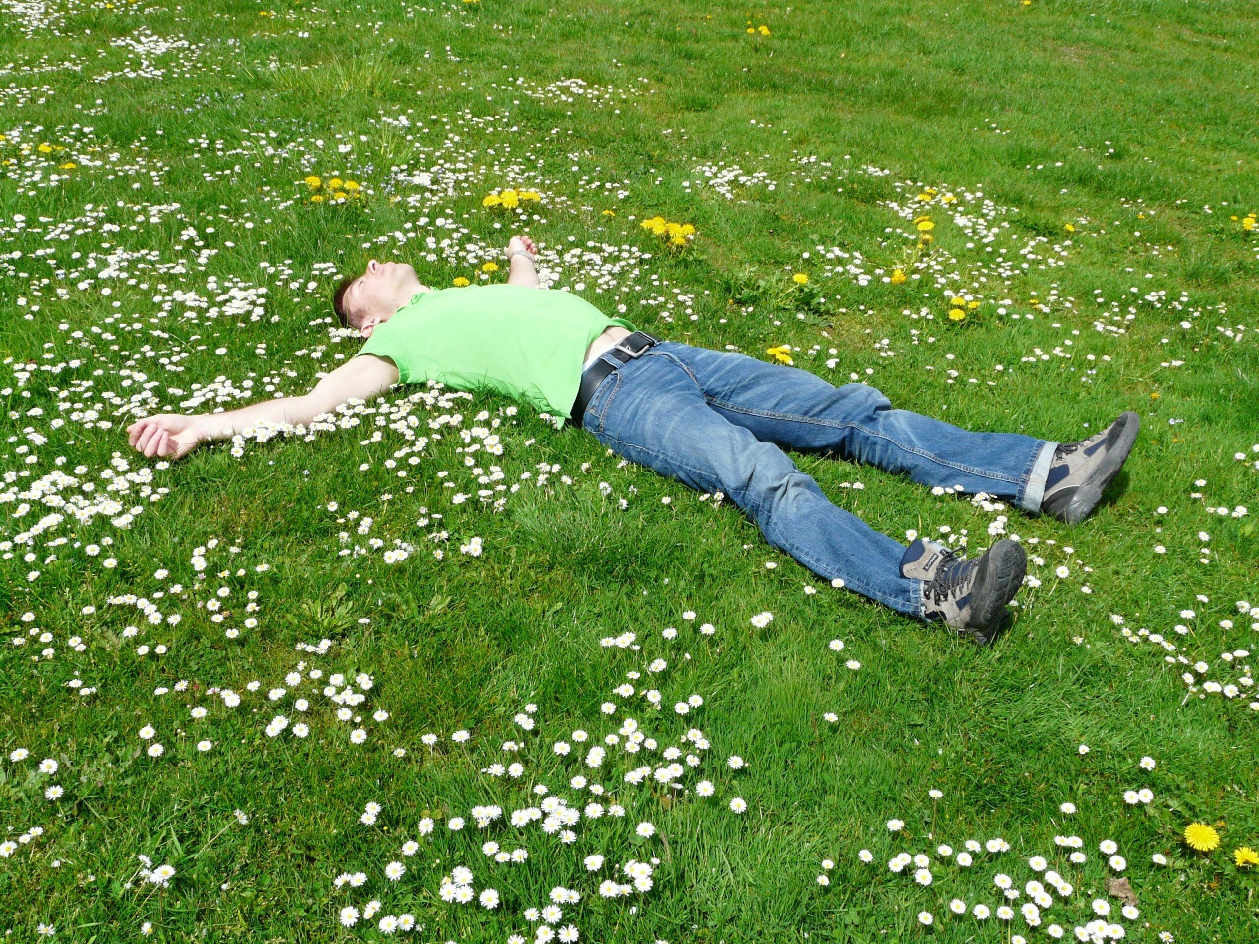 Homme allongé dans l'herbe - détente